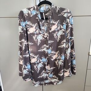 FREE PEOPLE 1/2 BUTTON V-NECK BLOUSE TOP W/FLORAL FLOUNCED SLEEVE - SIZE SMALL